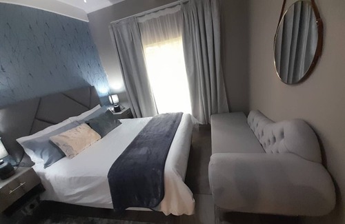 Pretoria Other | Beautiful 3-bedroom farmhouse in Akasia, Pretoria, with WiFi, AC, swimming pool