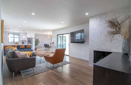 Valley Glen House | Beautiful 3 Bedrooms 3 Bath Large Home + Pool