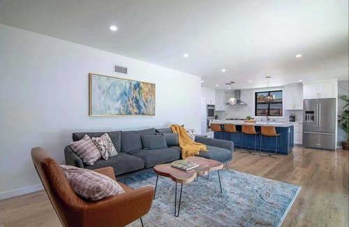 Valley Glen House | Beautiful 3 Bedrooms 3 Bath Large Home + Pool