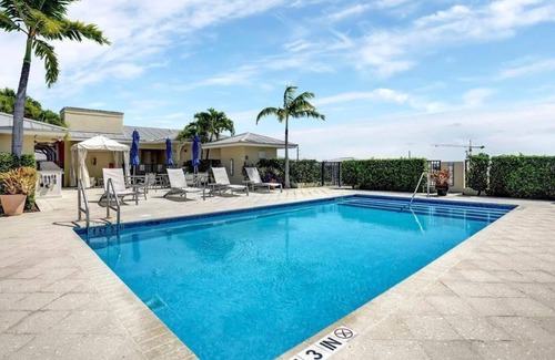 Pineapple Grove Arts District Condo | Beautiful 3 Br. Condo (230336) by Houzlet