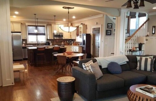 Biddleville Apartment | Beautiful 3 BR Walking Distance to Uptownnn