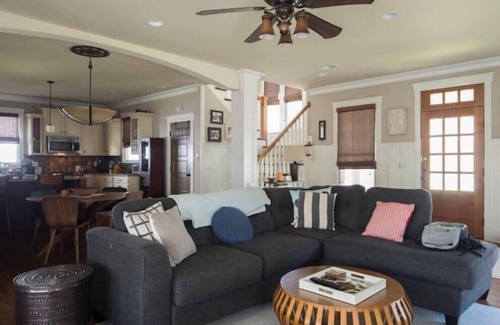 Biddleville Apartment | Beautiful 3 BR Walking Distance to Uptownnn