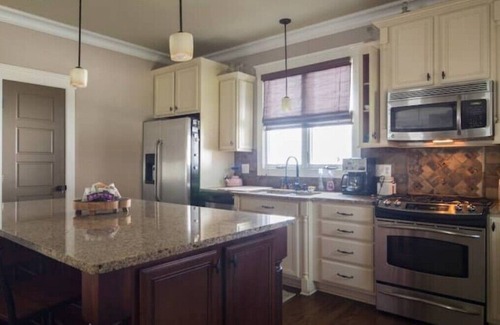 Biddleville Apartment | Beautiful 3 BR Walking Distance to Uptownnn