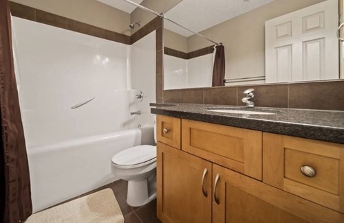 Banff Trail House | Beautiful 3 level duplex near Uofc and c-train station