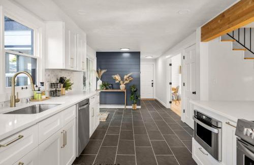 Spokane House | Beautiful 3 story villa with room for 17 people - outdoor POOL and indoor SAUNA