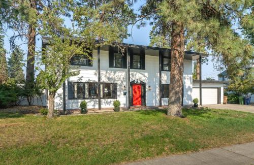 Spokane House | Beautiful 3 story villa with room for 17 people - outdoor POOL and indoor SAUNA