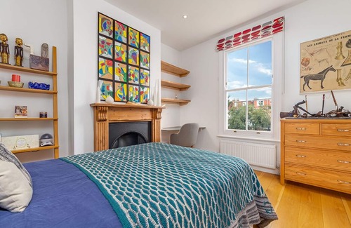 Redbridge House | Beautiful 4 bed 3 bath family home next to parks, shops, central London trains
