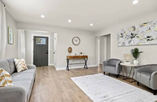 Paramount House | Beautiful 4 bedroom home with indoor fireplace