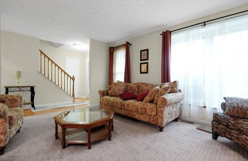 Gahanna House | Beautiful 4 Bedroom House near Columbus Airport