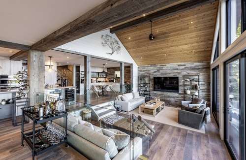 Gravenhurst Cottage | Beautiful 5 bed 5 bath cottage on Lake Muskoka with 1 slip boathouse