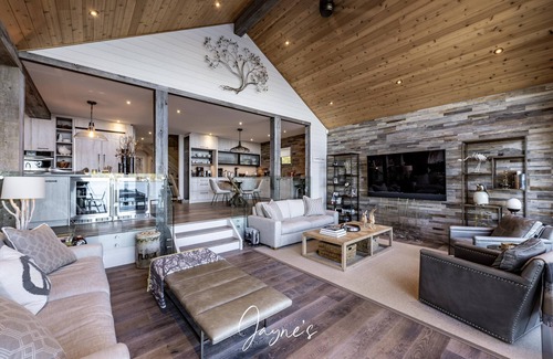 Gravenhurst Cottage | Beautiful 5 bed 5 bath cottage on Lake Muskoka with 1 slip boathouse