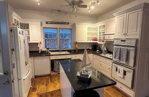 Lakeside House | Beautiful 5-bedroom house with AC in Lakeside