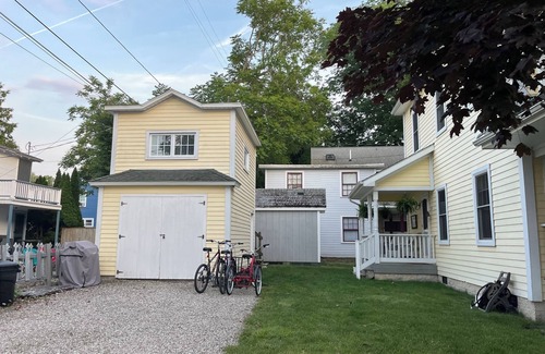 Lakeside House | Beautiful 5-bedroom house with AC in Lakeside