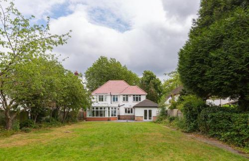 Birmingham Apartment | Beautiful 6 bedroom house for 17 guests next to Edgbaston Stadium