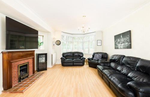 Birmingham Apartment | Beautiful 6 bedroom house for 17 guests next to Edgbaston Stadium