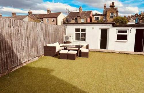 Erith House | Beautiful 6 Bedroom with spacious Lounge & Rooms Free parking