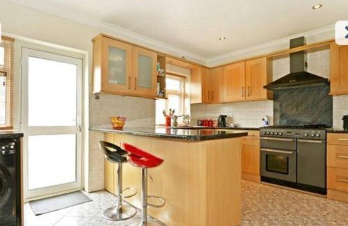 Erith House | Beautiful 6 Bedroom with spacious Lounge & Rooms Free parking