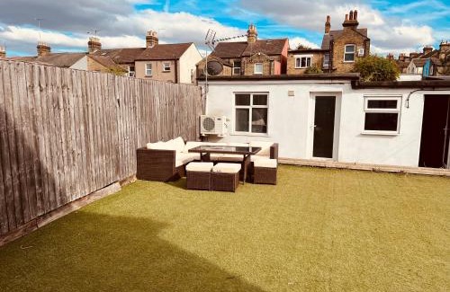 Erith House | Beautiful 6 Bedroom with spacious Lounge & Rooms Free parking