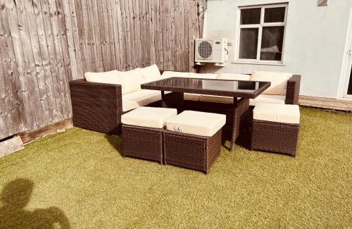 Erith House | Beautiful 6 Bedroom with spacious Lounge & Rooms Free parking