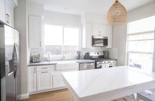 West Newport House | Beautiful 6bd/7bath steps to the sand