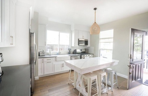 West Newport House | Beautiful 6bd/7bath steps to the sand