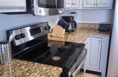 Cordova House | Beautiful 6BR Brick Home in Cordova-POOL, Big Fenced Backyard, Newly Remodeled