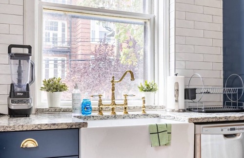 Uptown House | Beautiful 6BR mansion, 4 parking spots, sleeps 21! Walk to Wrigley & the lake!