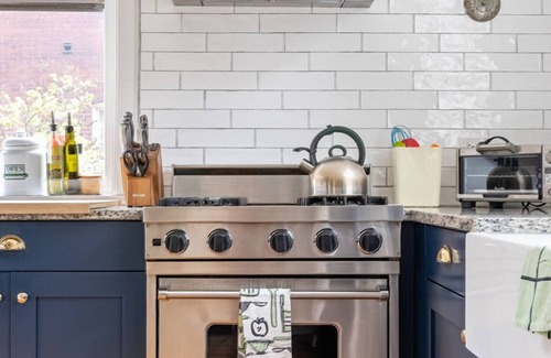 Uptown House | Beautiful 6BR mansion, 4 parking spots, sleeps 21! Walk to Wrigley & the lake!