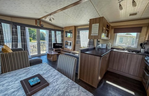 Great Yarmouth House | Beautiful 8 berth caravan at Cherry Tree Holiday Park in Norfolk ref 70803C