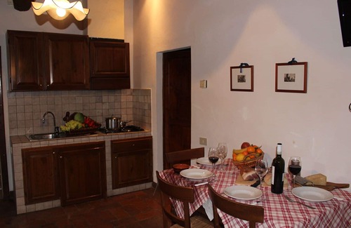 Colle di Val d'Elsa House | Beautiful apartment in villa for 2 people with pool, TV, patio and pets allowed