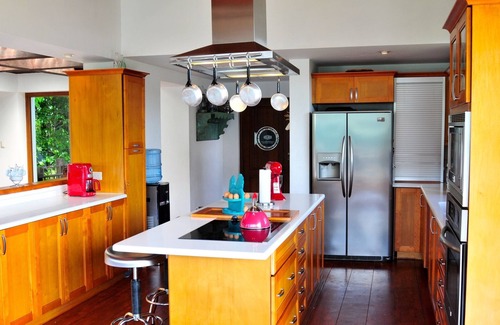 San Lucas Toliman House | Beautiful and Modern 4 Bedroom Lake Atitlán Paradise with Pool & Jacuzzi