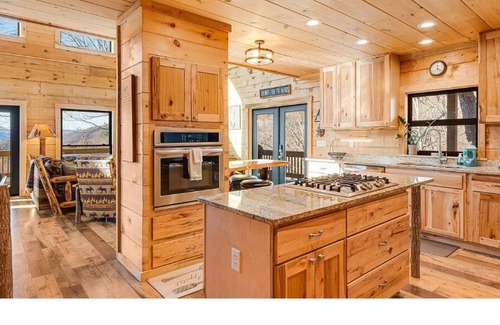 Bryson City Cabin | Beautiful and relaxing mountain log cabin with stunning views