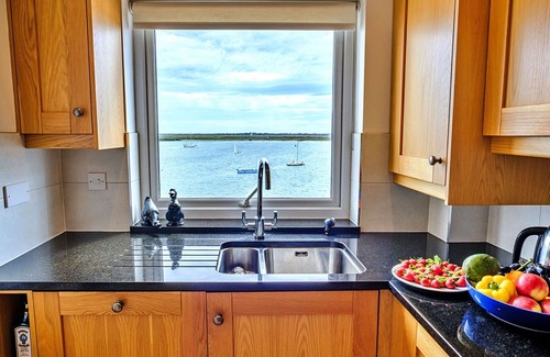 Burnham-on-Crouch Apartment | Beautiful apartment for 5 guests with WIFI, balcony and pets allowed