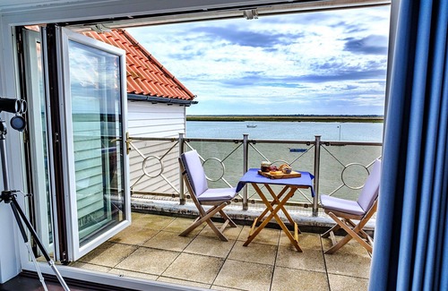 Burnham-on-Crouch Apartment | Beautiful apartment for 5 guests with WIFI, balcony and pets allowed