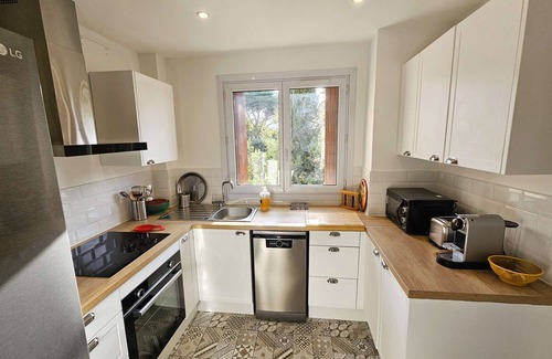 Les Sablettes Apartment | Beautiful apartment, air conditioning, WIFI, beach and shops within walking distance