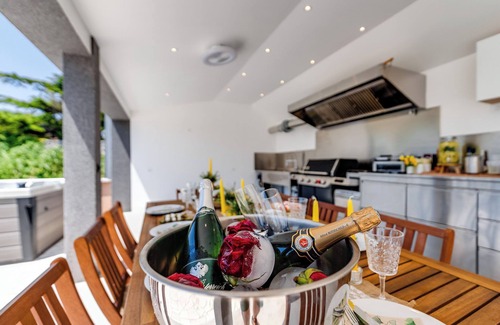 Novi Vinodolski Apartment | Beautiful apartment by the sea, pool and jacuzzi -Traveler Reiseburo Krk - ID2683