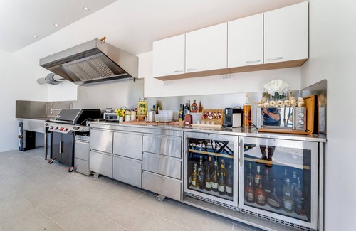 Novi Vinodolski Apartment | Beautiful apartment by the sea, pool and jacuzzi -Traveler Reiseburo Krk - ID2683