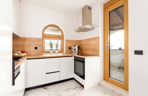 Novi Vinodolski Apartment | Beautiful apartment by the sea, pool and jacuzzi -Traveler Reiseburo Krk - ID2683