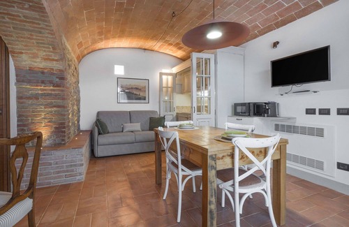 Monteriggioni Apartment | Beautiful apartment for 2 people with pool, WIFI, A/C, TV and pets allowed, close to Siena