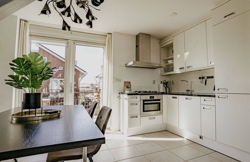 Uitgeest Apartment | Beautiful apartment for 4 guests with WIFI, TV, terrace and pets allowed