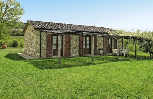 Pomarance Apartment | Beautiful apartment for 5 guests with WIFI, pool, TV, patio, pets allowed and parking