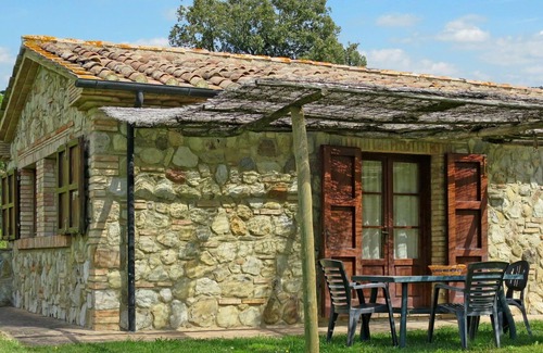 Pomarance Apartment | Beautiful apartment for 5 guests with WIFI, pool, TV, patio, pets allowed and parking