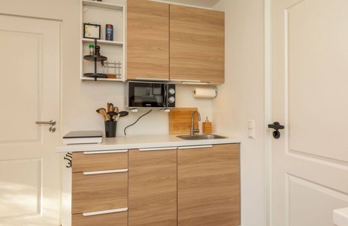 Wolphaartsdijk Apartment | Beautiful apartment for 2 guests with WIFI, hot tub, TV, terrace, pets allowed and parking