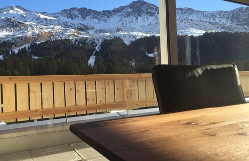 Valbella Apartment | Beautiful apartment for 8 guests with WIFI, TV and balcony