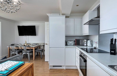 Tenby Apartment | Beautiful apartment for 5 people with pool, WIFI, TV and balcony