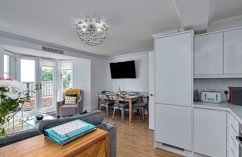 Tenby Apartment | Beautiful apartment for 5 people with pool, WIFI, TV and balcony