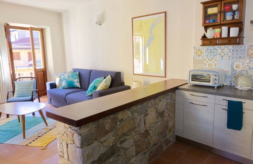 Meina Apartment | Beautiful apartment for 4 people with WIFI, TV, terrace and pets allowed