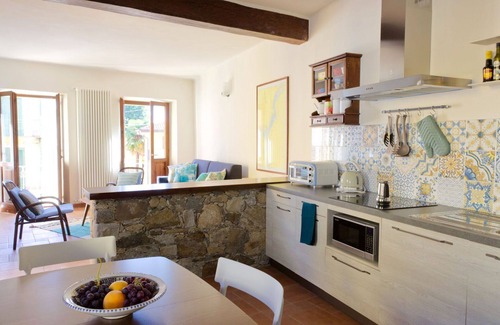 Meina Apartment | Beautiful apartment for 4 people with WIFI, TV, terrace and pets allowed