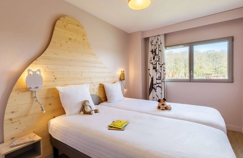 Bailly-Romainvilliers House | Beautiful apartment in villa for 4 guests with WIFI, pool, hot tub, TV, terrace and parking