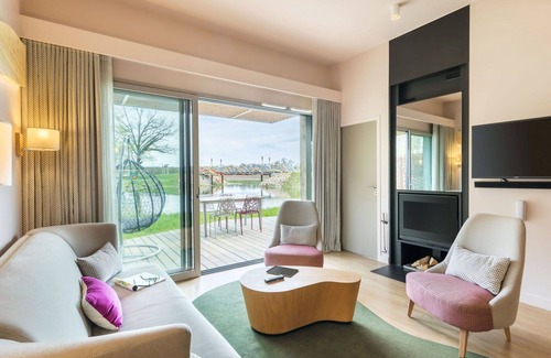 Bailly-Romainvilliers House | Beautiful apartment in villa for 4 guests with WIFI, pool, hot tub, TV, terrace and parking